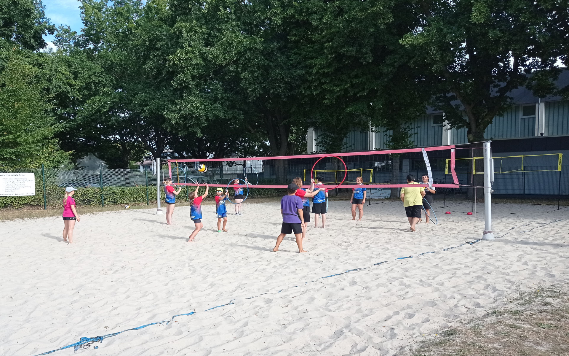 Kinder und Jugendliche der Volleyballgemeinschaft Delmenhorst-Stenum auf dem Beachfeld bei den kids beach day 2022